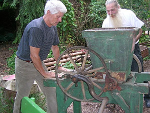 Hartmut und Dieter an der Apfelmühle